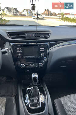 Внедорожник / Кроссовер Nissan Rogue Sport 2017 в 