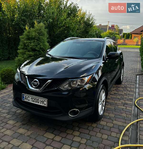 Внедорожник / Кроссовер Nissan Rogue Sport 2017 в 