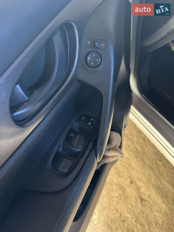 Внедорожник / Кроссовер Nissan Rogue Sport 2017 в Вижнице