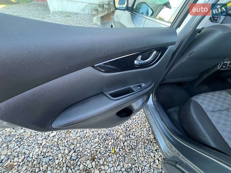 Позашляховик / Кросовер Nissan Rogue Sport 2017 в Івано-Франківську