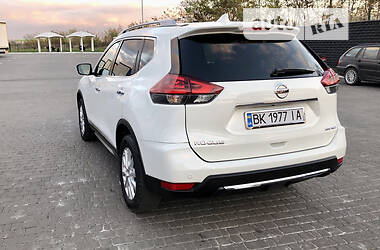 Внедорожник / Кроссовер Nissan Rogue 2018 в 