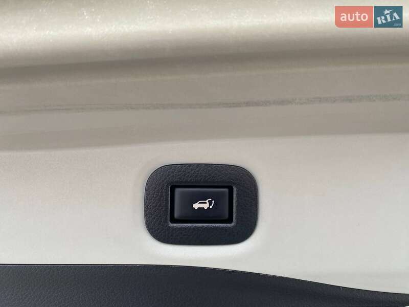 Позашляховик / Кросовер Nissan Rogue 2017 в Луцьку