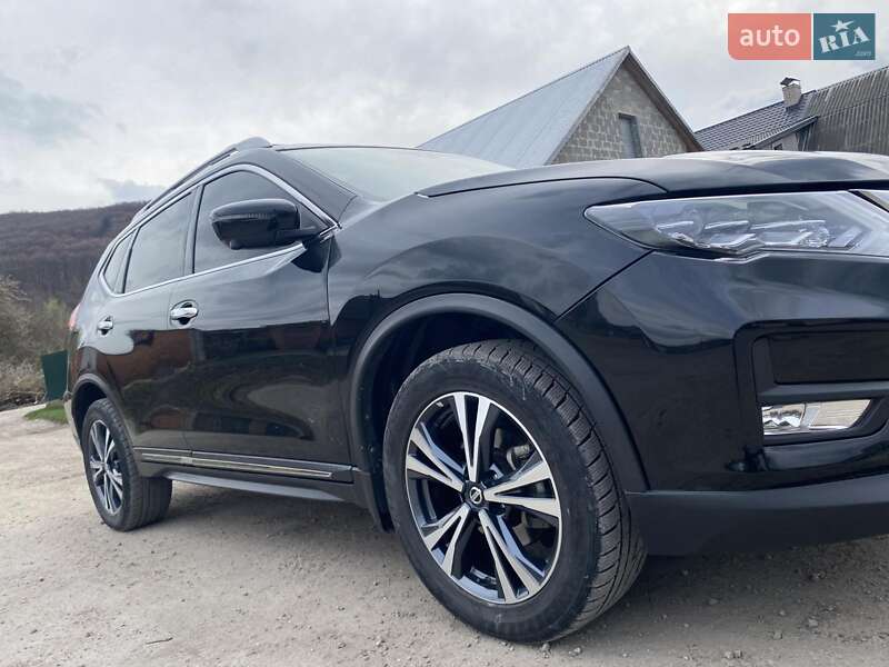Внедорожник / Кроссовер Nissan Rogue 2017 в Золочеве
