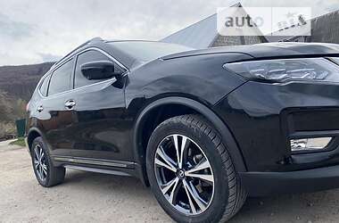 Позашляховик / Кросовер Nissan Rogue 2017 в Золочеві