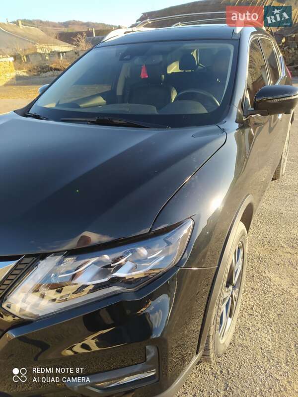 Внедорожник / Кроссовер Nissan Rogue 2017 в Золочеве
