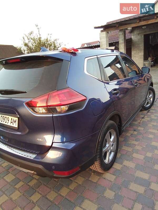 Внедорожник / Кроссовер Nissan Rogue 2016 в Сарнах
