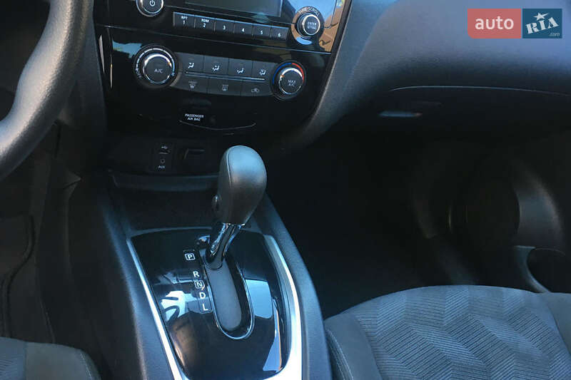 Внедорожник / Кроссовер Nissan Rogue 2015 в Ивано-Франковске