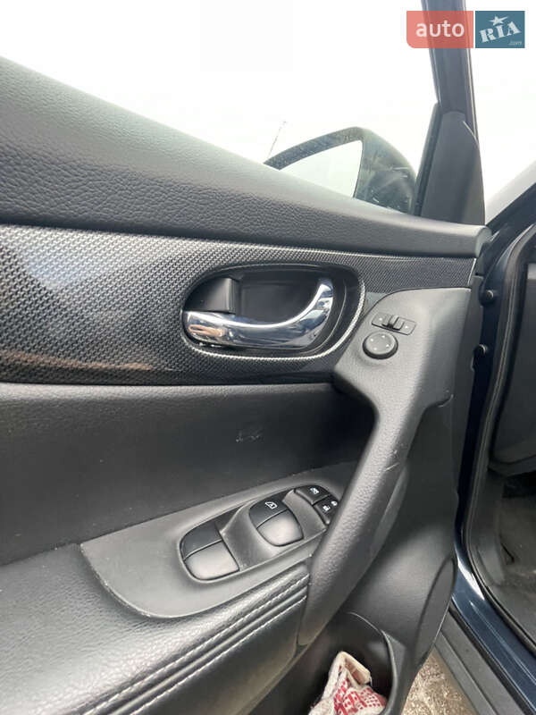 Позашляховик / Кросовер Nissan Rogue 2016 в Львові