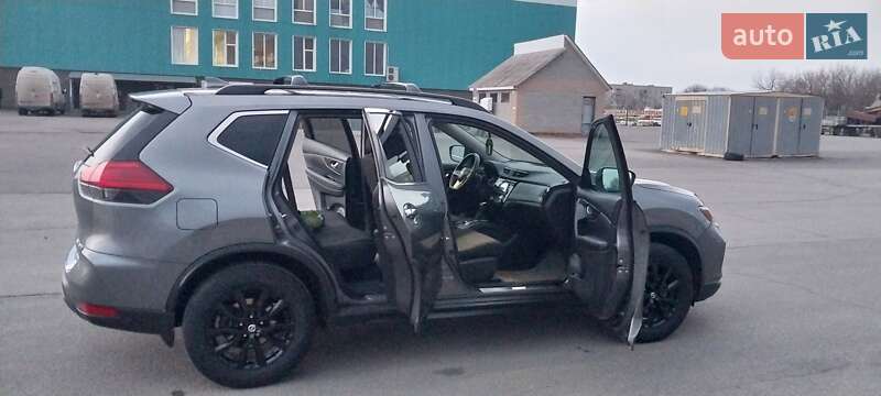 Позашляховик / Кросовер Nissan Rogue 2017 в Томашполі