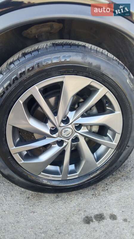 Позашляховик / Кросовер Nissan Rogue 2016 в Павлограді