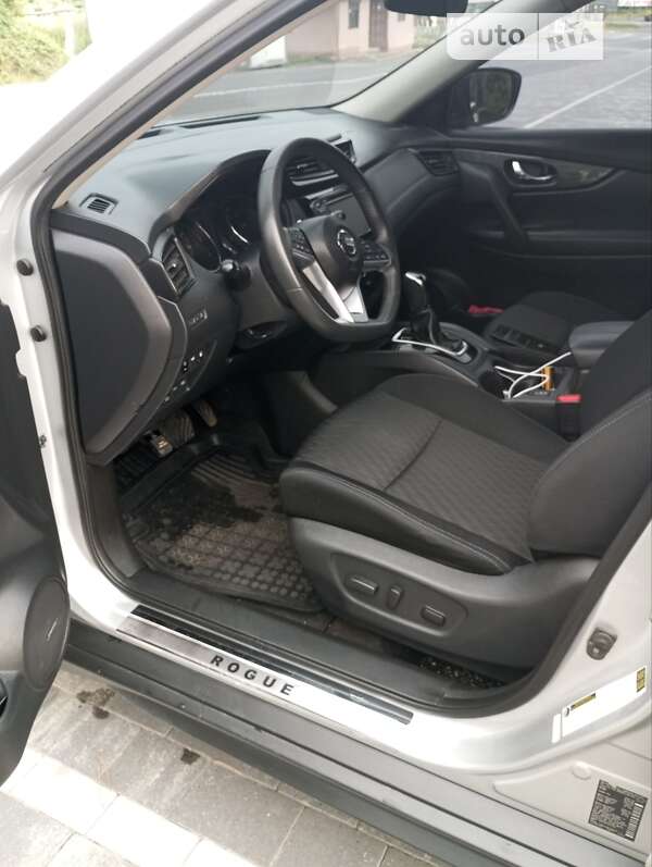 Позашляховик / Кросовер Nissan Rogue 2017 в Ужгороді