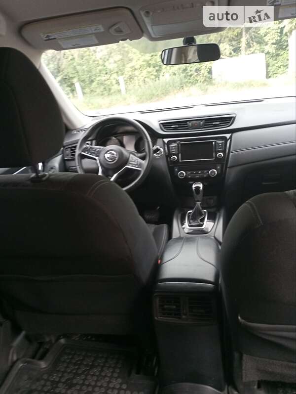 Позашляховик / Кросовер Nissan Rogue 2017 в Ужгороді
