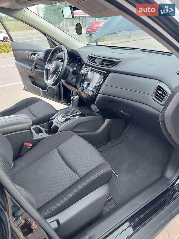 Внедорожник / Кроссовер Nissan Rogue 2019 в Вишневом