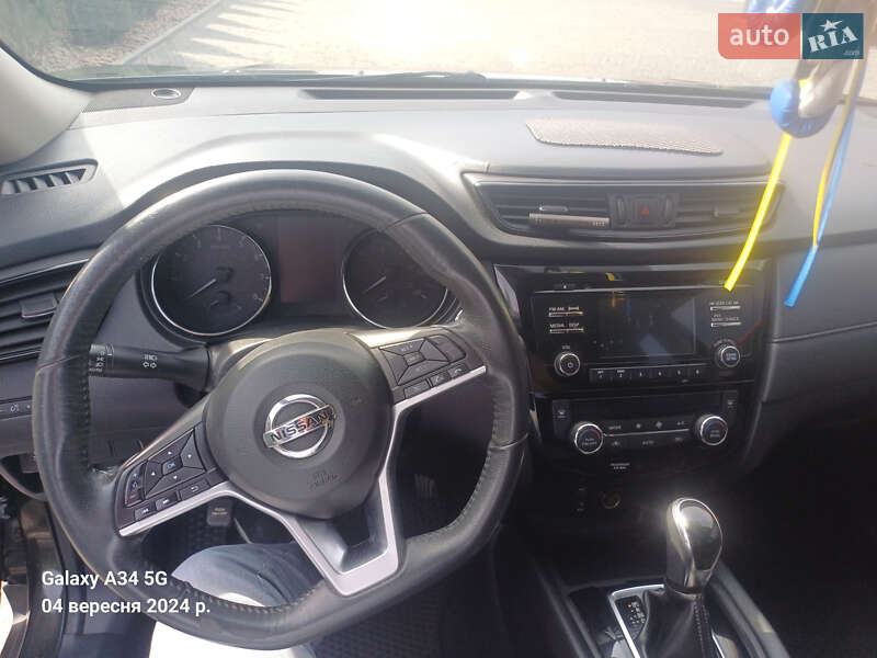 Внедорожник / Кроссовер Nissan Rogue 2017 в Коростышеве