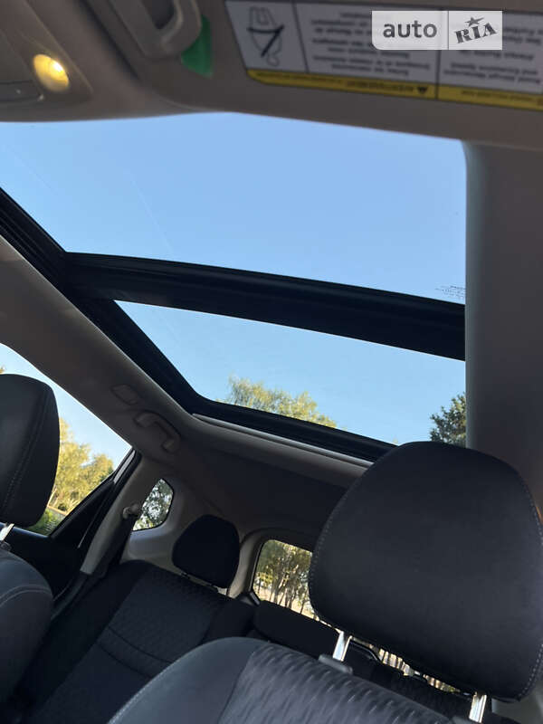 Позашляховик / Кросовер Nissan Rogue 2017 в Житомирі