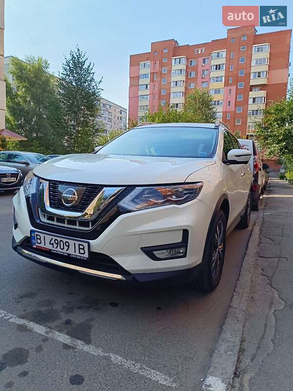 Внедорожник / Кроссовер Nissan Rogue 2017 в Полтаве