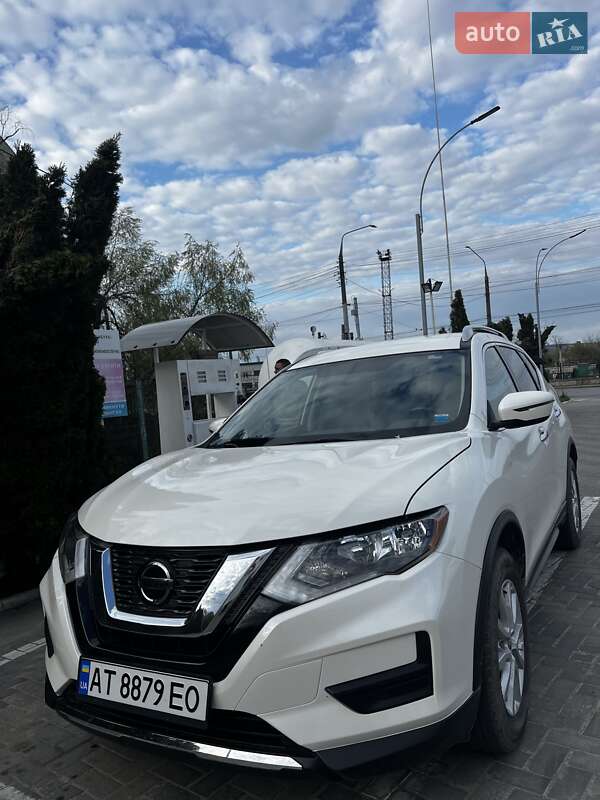 Позашляховик / Кросовер Nissan Rogue 2017 в Чернівцях
