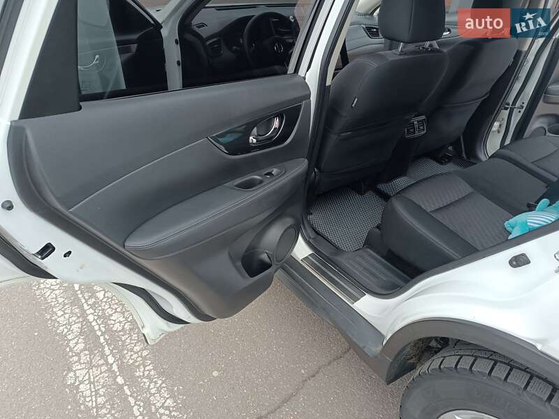 Внедорожник / Кроссовер Nissan Rogue 2017 в Александрие