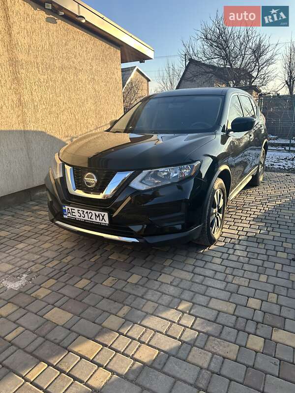 Внедорожник / Кроссовер Nissan Rogue 2018 в 