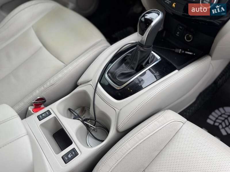 Позашляховик / Кросовер Nissan Rogue 2018 в Чернівцях