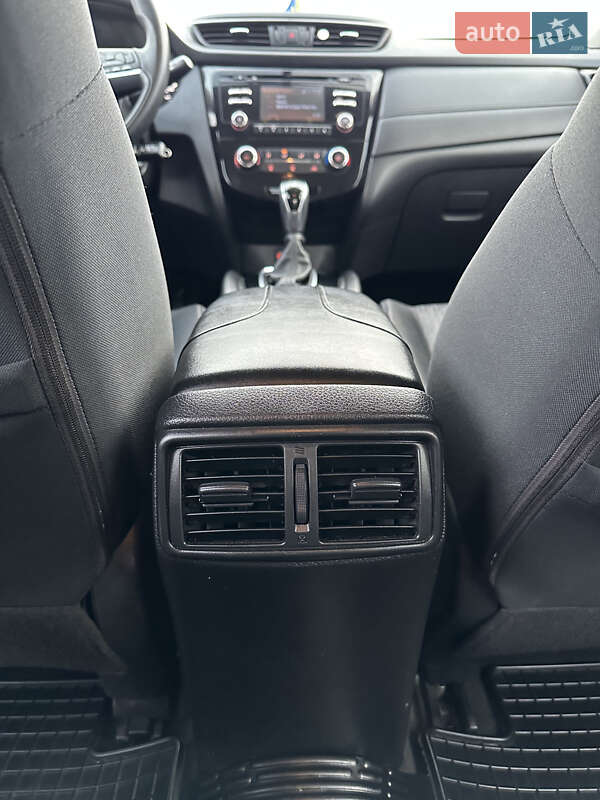 Внедорожник / Кроссовер Nissan Rogue 2017 в Змиеве