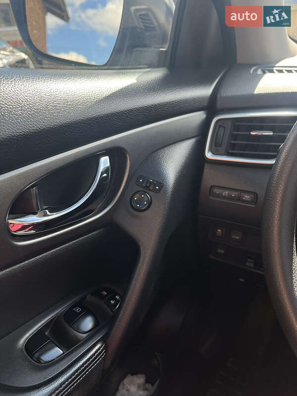 Позашляховик / Кросовер Nissan Rogue 2016 в Золочеві