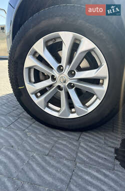 Позашляховик / Кросовер Nissan Rogue 2016 в Золочеві