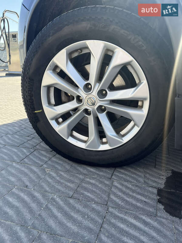 Позашляховик / Кросовер Nissan Rogue 2016 в Золочеві