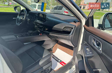 Внедорожник / Кроссовер Nissan Rogue 2023 в 