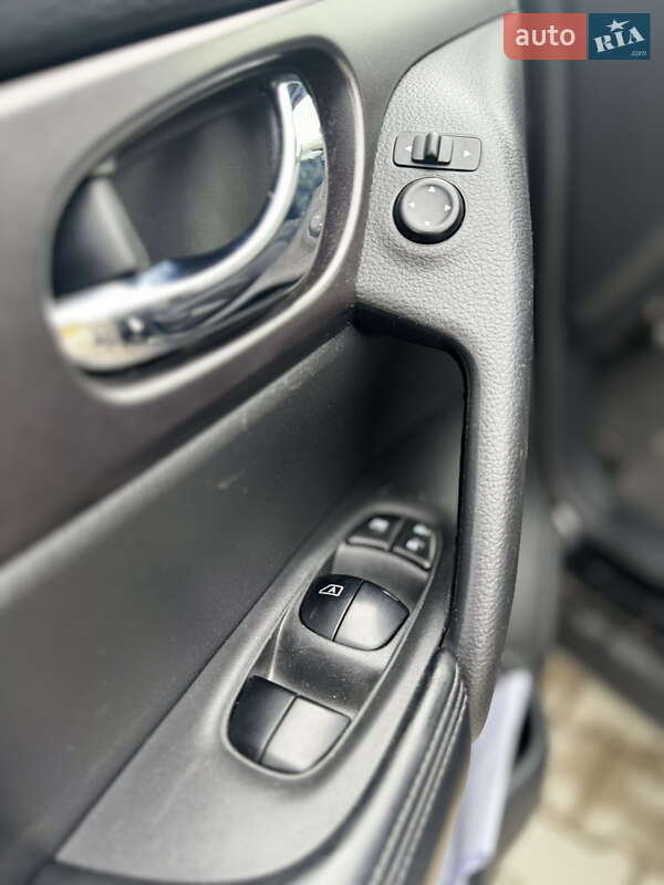 Внедорожник / Кроссовер Nissan Rogue 2016 в Львове