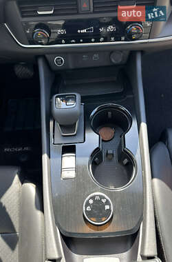 Внедорожник / Кроссовер Nissan Rogue 2023 в 
