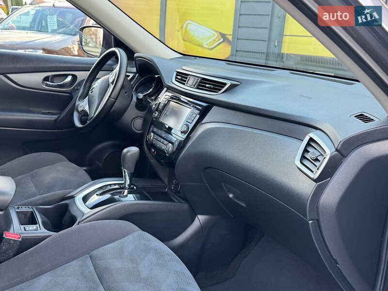 Позашляховик / Кросовер Nissan Rogue 2016 в Стрию