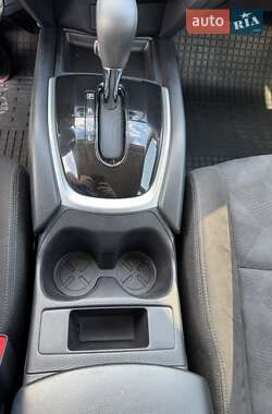 Позашляховик / Кросовер Nissan Rogue 2015 в 