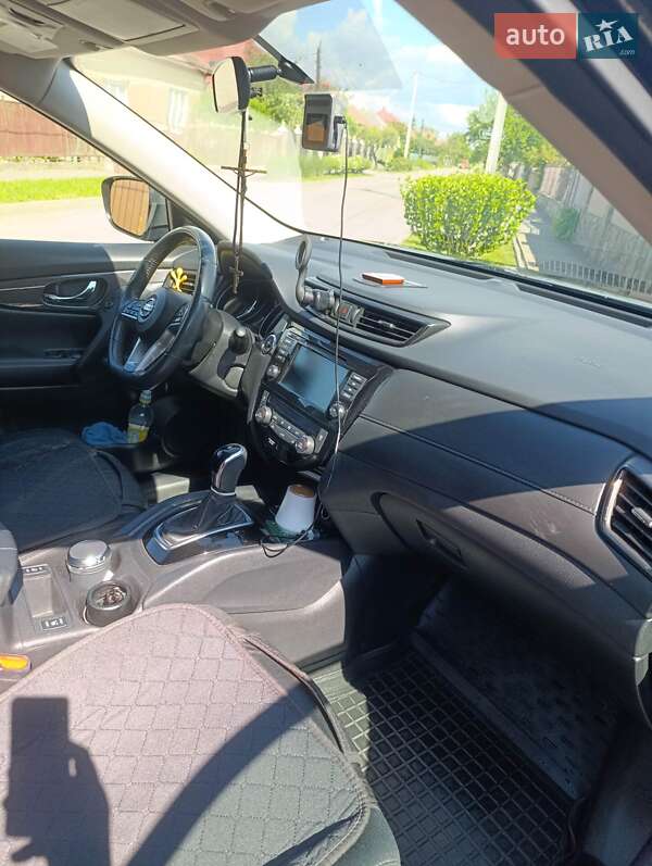 Внедорожник / Кроссовер Nissan Rogue 2017 в Берегово