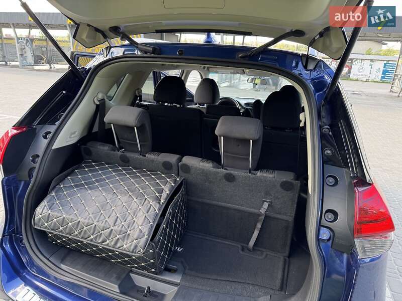 Позашляховик / Кросовер Nissan Rogue 2017 в Ірпені