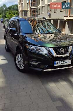 Внедорожник / Кроссовер Nissan Rogue 2018 в 
