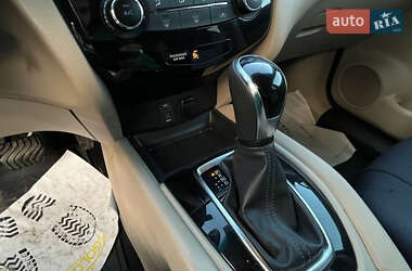 Внедорожник / Кроссовер Nissan Rogue 2017 в 