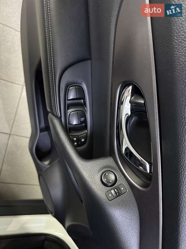 Позашляховик / Кросовер Nissan Rogue 2015 в Умані