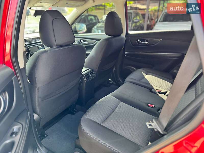 Внедорожник / Кроссовер Nissan Rogue 2017 в Кривом Роге