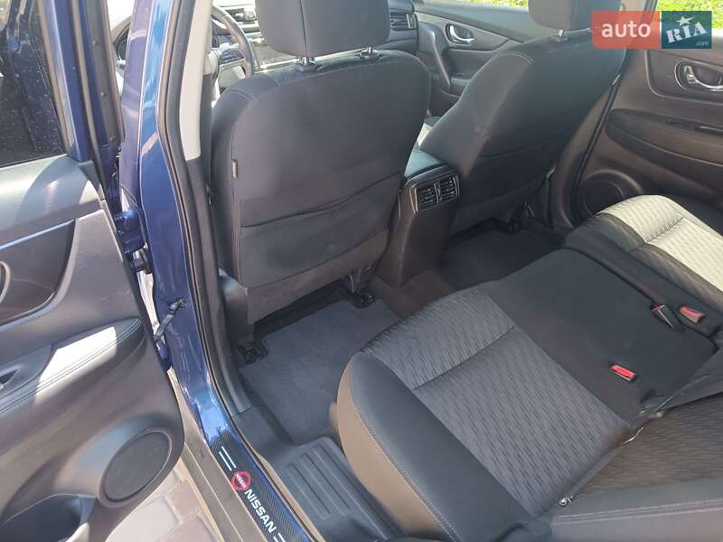 Позашляховик / Кросовер Nissan Rogue 2017 в Малій Висці