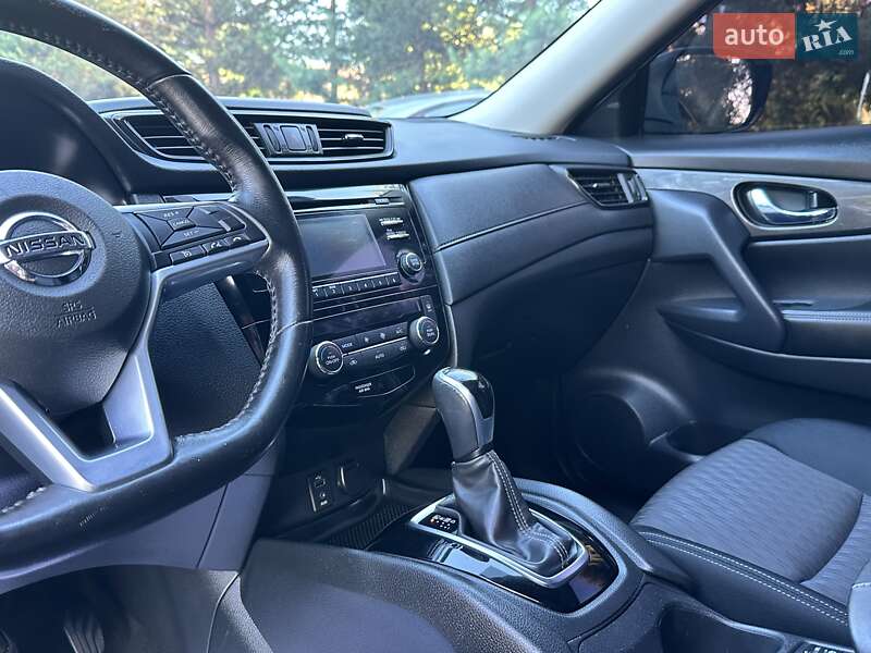 Внедорожник / Кроссовер Nissan Rogue 2017 в Дрогобыче