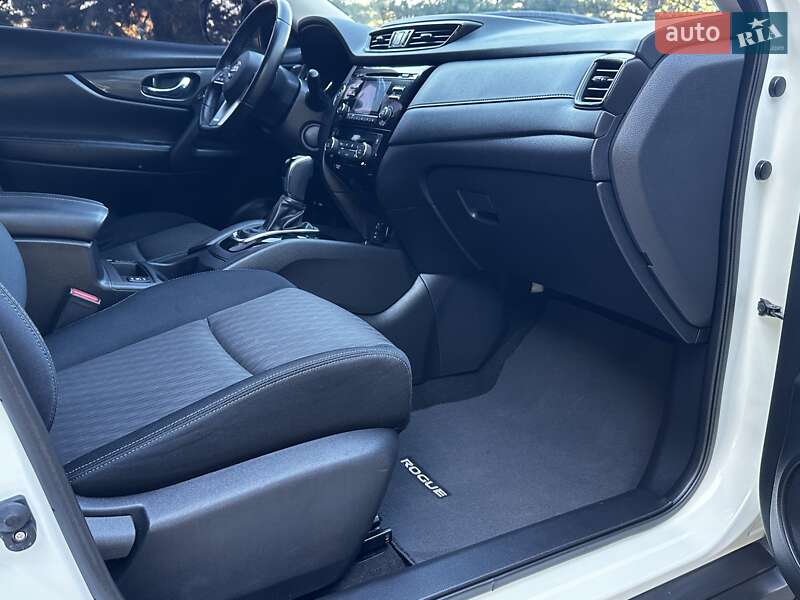 Внедорожник / Кроссовер Nissan Rogue 2017 в Дрогобыче