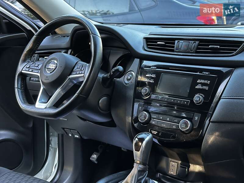 Внедорожник / Кроссовер Nissan Rogue 2017 в Дрогобыче