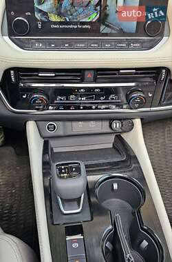 Внедорожник / Кроссовер Nissan Rogue 2023 в 