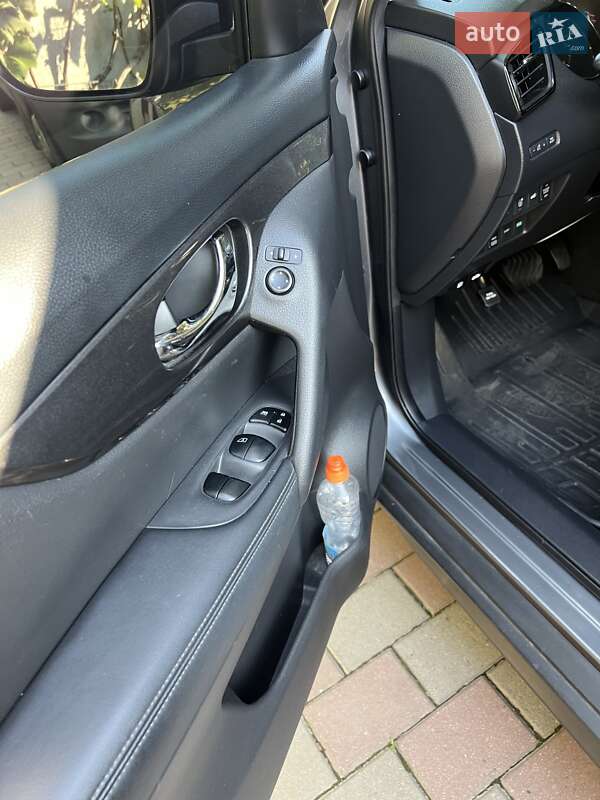 Внедорожник / Кроссовер Nissan Rogue 2017 в Мукачево