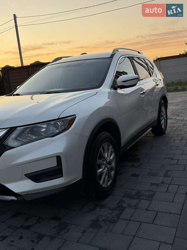 Внедорожник / Кроссовер Nissan Rogue 2017 в Киеве