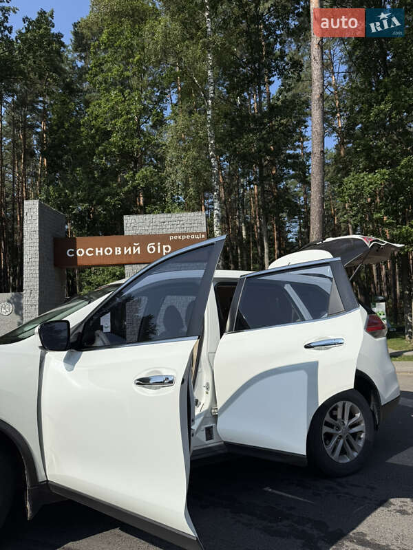 Внедорожник / Кроссовер Nissan Rogue 2015 в Олевске