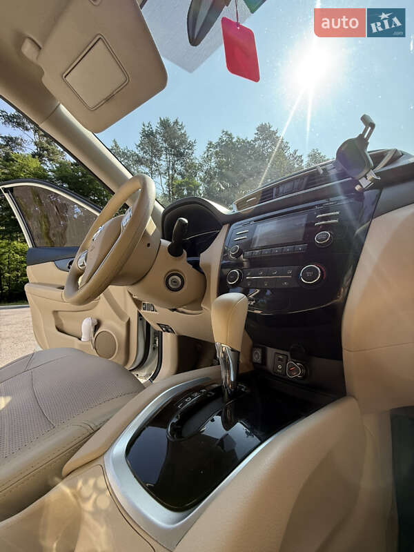 Внедорожник / Кроссовер Nissan Rogue 2015 в Олевске