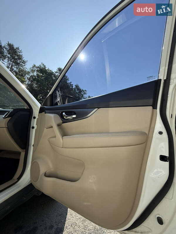 Внедорожник / Кроссовер Nissan Rogue 2015 в Олевске