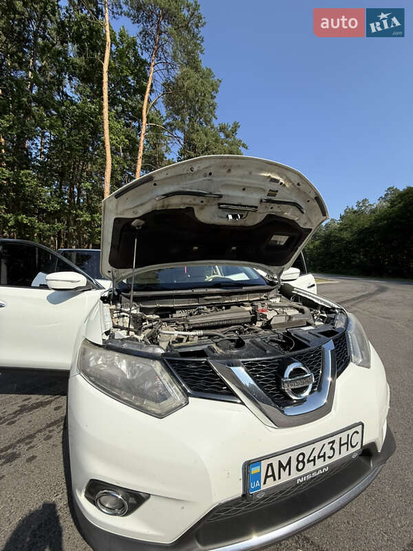 Внедорожник / Кроссовер Nissan Rogue 2015 в Олевске